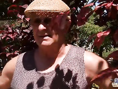 Старый развратник во дворе делает куннилингус рыженькой девке