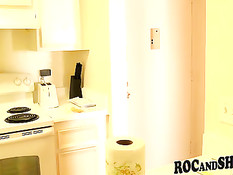 Чернокожий работник оттрахал грудастую мулатку у неё на квартире