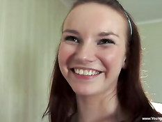 Иностранец снимает порно с двумя русскими девчонками и парнем