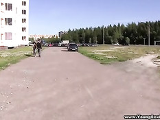 Две сексуальные русские студентки занимаются групповым сексом