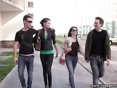 Две сексуальные русские студентки занимаются групповым сексом