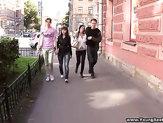 Парни гуляют с двумя русскими девушками и трахают их на квартире