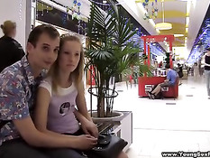 Молодые русские студенты вчетвером занимаются групповым сексом