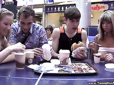 Молодые русские студенты вчетвером занимаются групповым сексом