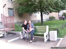 Молодые пары встретились во дворе и вчетвером занялись сексом