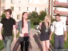 Молодые пары встретились во дворе и вчетвером занялись сексом