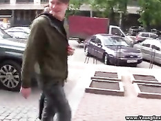 Русские девки играют с парнями в весёлые игры и занимаются сексом