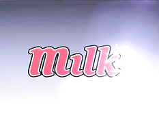 После выпитого вина хентай девчонка разделась и подставила попу