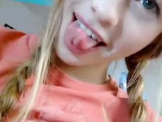 Девочка с косичками показывает на камеру бритую киску и сиськи