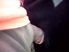 Мужчина в толпе прижимается к женской попе и трётся своим членом