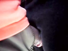 Мужчина в толпе прижимается к женской попе и трётся своим членом