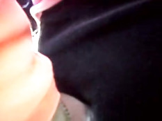 Мужчина в толпе прижимается к женской попе и трётся своим членом