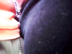 Мужчина в толпе прижимается к женской попе и трётся своим членом