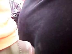 Мужчина в толпе прижимается к женской попе и трётся своим членом