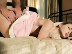 Staci Silverstone мастурбирует рукой бритую киску и ебётся с парнем