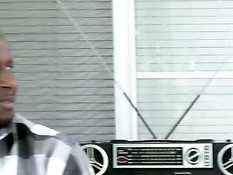 Мулатка Nyomi Banxxx делает негру минет и получает член в вагину