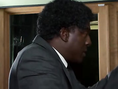 Мулатка Nyomi Banxxx делает негру минет и получает член в вагину