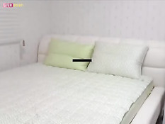 Узкоглазая девчонка показывает своё молодое тело на веб-камеру