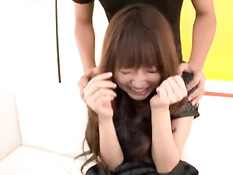 Японскую девушку Mana Aoki ребята трахали вибраторами и членами