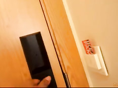 Испанскую шлюху с длинными волосами оттрахали в номере отеля