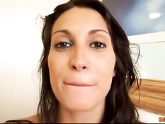 Испанскую шлюху с длинными волосами оттрахали в номере отеля