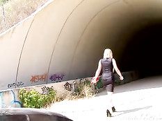 Парень с татуировками трахнул в тоннеле сисястую испанскую девку