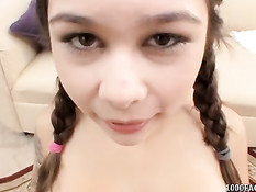 Девка с косичками Kira Sinn отсосала член и получила сперму в лицо