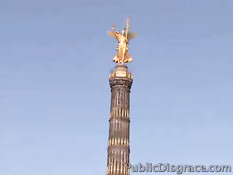 Строгая девушка и мужская компания оттрахали темнокожую шлюху