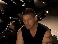 Связанную грудастую блондинку жёстко оттрахали в анус в гараже