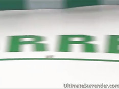 Грудастая девка проиграла бой на ринге своей безгрудой сопернице