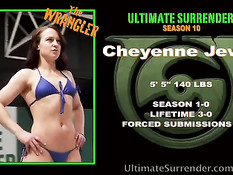 Грудастая девка проиграла бой на ринге своей безгрудой сопернице