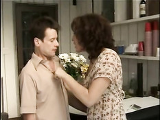 Развратная сисястая мамаша заставляет папочку трахать рыжую дочь