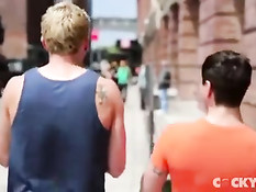 Гомосексуальный секс на кровати двух молодых ребят с татуировками