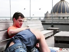 Гомосексуальный секс на кровати двух молодых ребят с татуировками