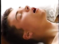 Поездка в поезде доставляет юному гею сексуальное удовольствие