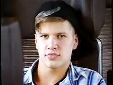 Поездка в поезде доставляет юному гею сексуальное удовольствие