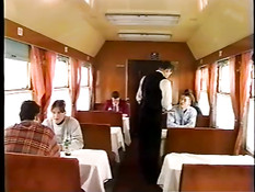 Поездка в поезде доставляет юному гею сексуальное удовольствие