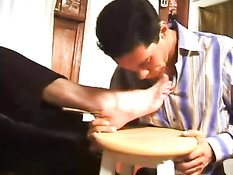 Голубой босс вызвал в кабинет работника, чтобы тот облизал ноги