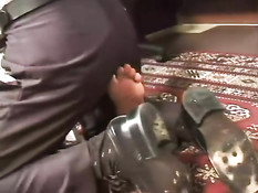 Голубой босс вызвал в кабинет работника, чтобы тот облизал ноги