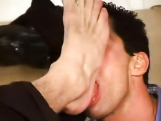 Голубой босс вызвал в кабинет работника, чтобы тот облизал ноги