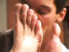 Голубой босс вызвал в кабинет работника, чтобы тот облизал ноги