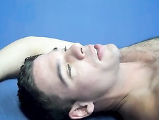 Голубой парень с волосатой грудью дрочит и обнимается с приятелем