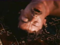 Мужчины геи из ретро порно фильма занимаются сексом на природе