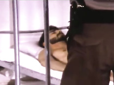 Мужчины геи из ретро порно фильма занимаются сексом на природе