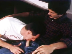 Мужчины геи из ретро порно фильма занимаются сексом на природе