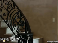 Кудрявая рыжая женщина Joslyn James ебётся с парнем на диване