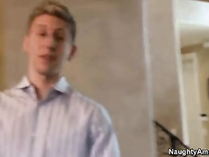 Кудрявая рыжая женщина Joslyn James ебётся с парнем на диване