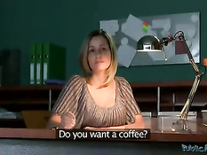 Парень развёл молодую секретаршу на отсос и секс на рабочем месте