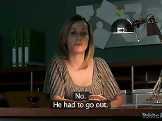 Парень развёл молодую секретаршу на отсос и секс на рабочем месте