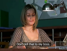 Парень развёл молодую секретаршу на отсос и секс на рабочем месте